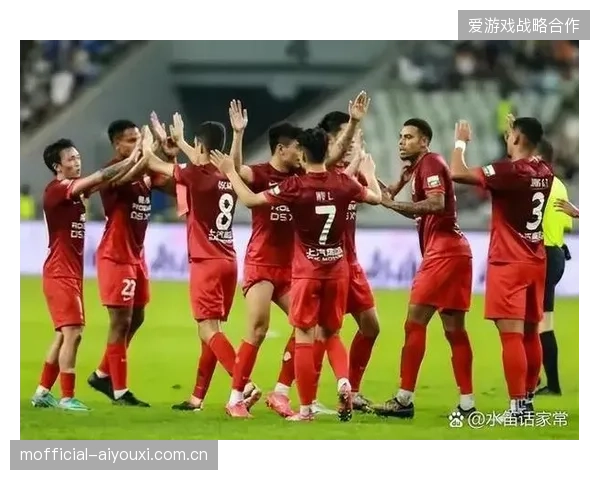 蓉城与海港上演压迫战术对决，双方主帅在中场展开空间争夺战